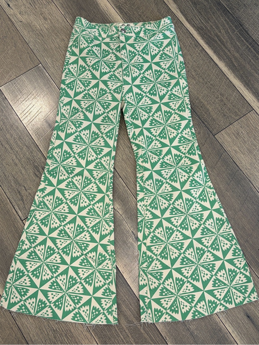 Free People We The Free Youthquake Printed Crop Flare Green Cream Pants size 25 - Picture 2 of 9
